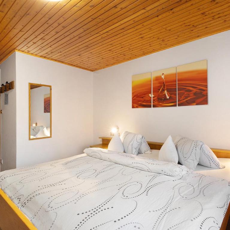 Bed and Breakfast Ederhof - Dreibettzimmer mit Bergblick - 7
