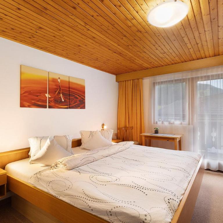 Bed and Breakfast Ederhof - Dreibettzimmer mit Bergblick - 8