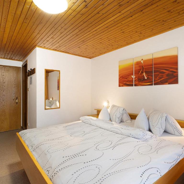 Bed and Breakfast Ederhof - Dreibettzimmer mit Bergblick - 11