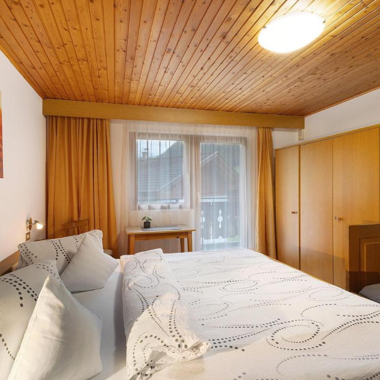 Bed and Breakfast Ederhof - Dreibettzimmer mit Bergblick - 10