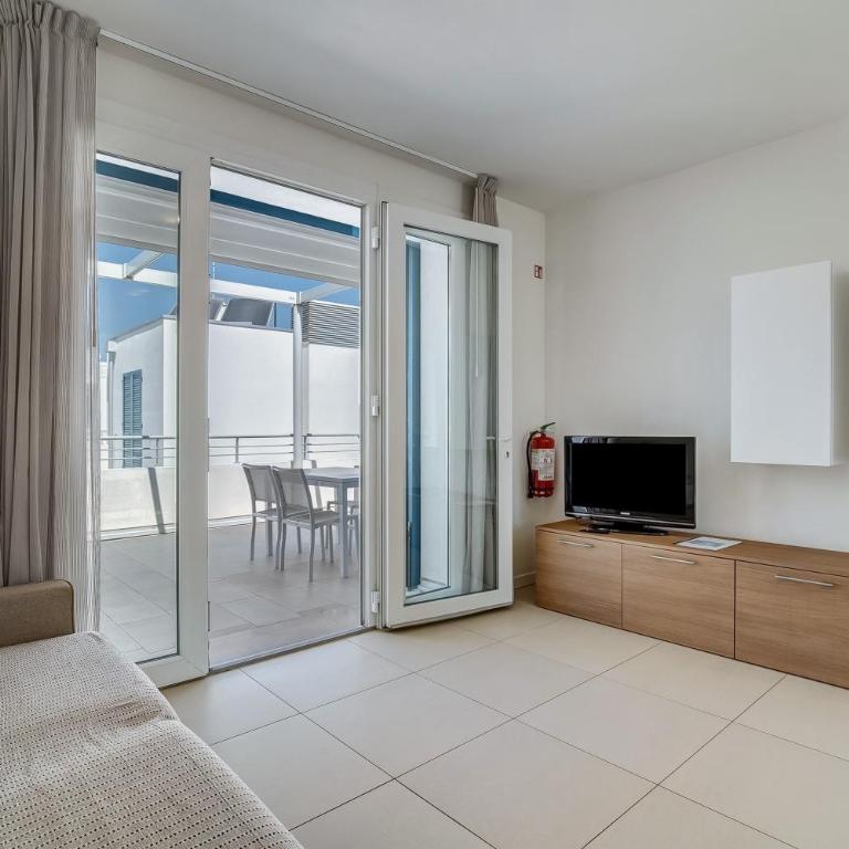 Residence Blu Village - Appartamento Deluxe con 2 Camere da Letto e Vista Giardino - 3