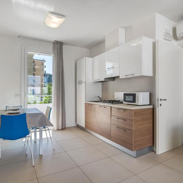 Residence Blu Village - Appartamento Deluxe con 2 Camere da Letto e Vista Giardino - 5