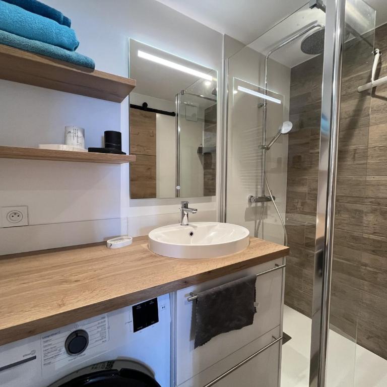 Incroyable vue sur mer pour ce T2 avec cabine, Le Capitole - Apartment with Sea View - 10