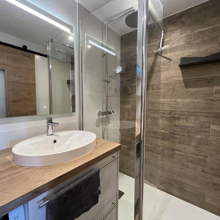 Incroyable vue sur mer pour ce T2 avec cabine, Le Capitole - Apartment with Sea View - 14