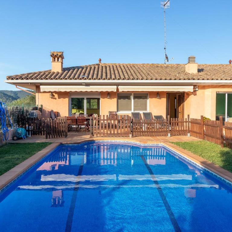 Casa con piscina - Three-Bedroom House - 1