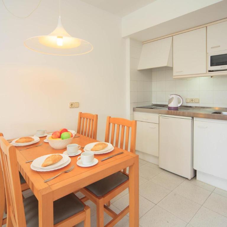 Apartamento Via Alemanya Standard B - Quadruple Room with Balcony - 6