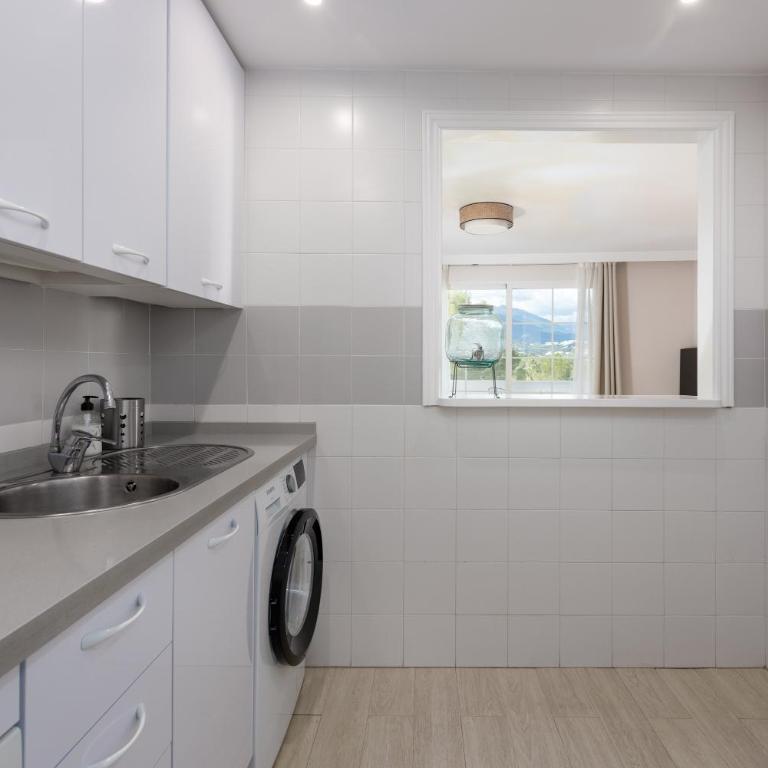 Stylish apartment - prime location - One-Bedroom Apartment with Garden - 7