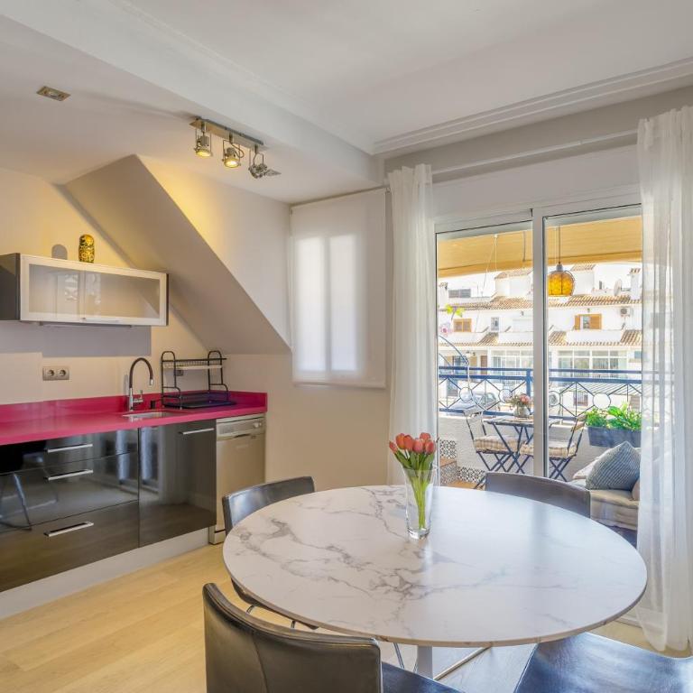 Belle Home Sun - Two-Bedroom Deluxe Apartment with Balcony - 7
