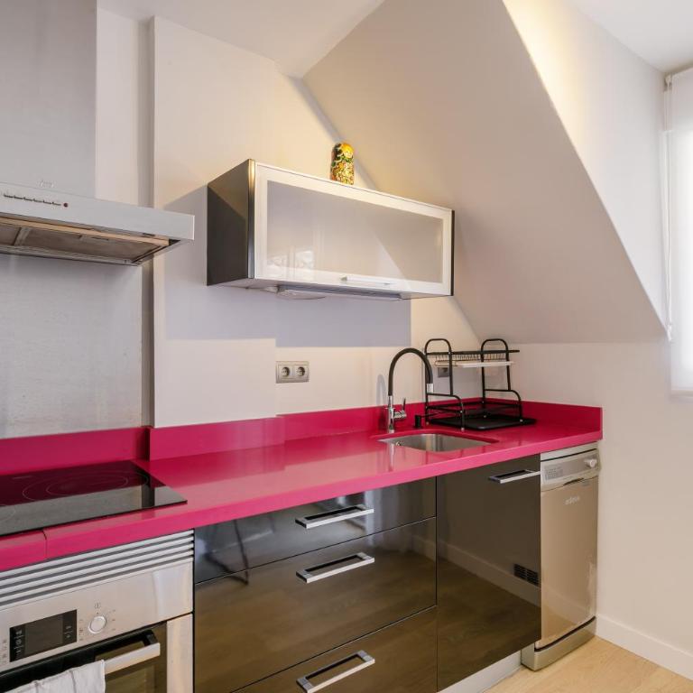 Belle Home Sun - Two-Bedroom Deluxe Apartment with Balcony - 8