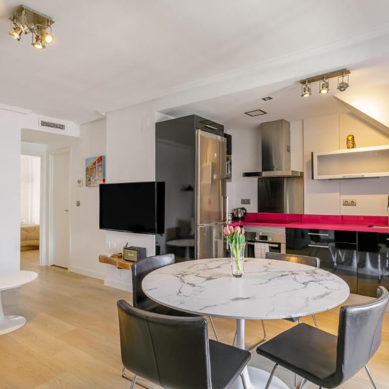 Belle Home Sun - Two-Bedroom Deluxe Apartment with Balcony - 11