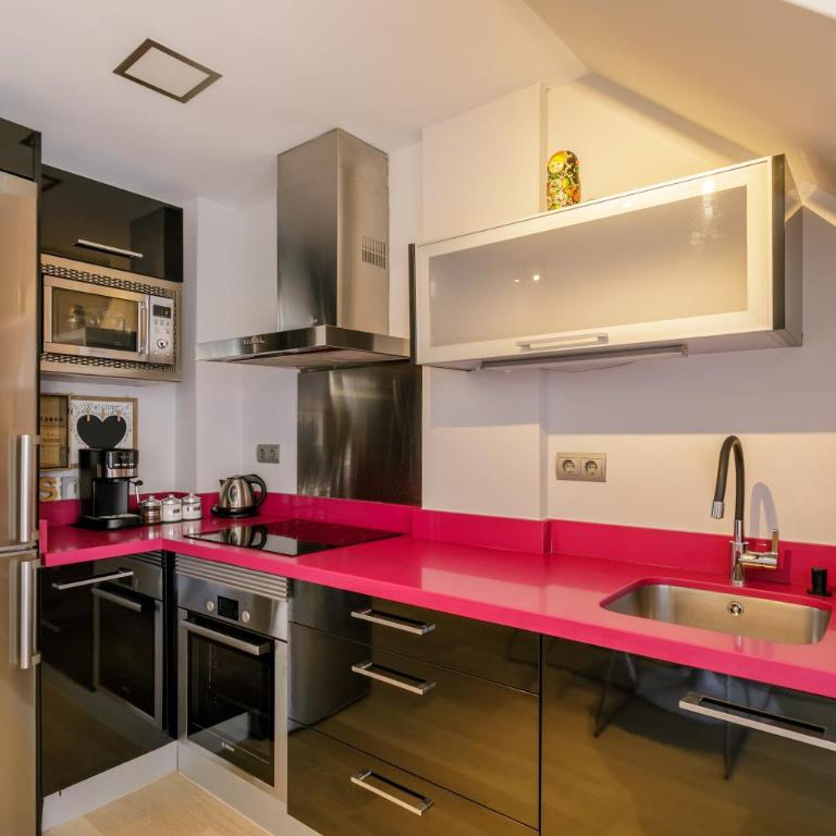 Belle Home Sun - Two-Bedroom Deluxe Apartment with Balcony - 9