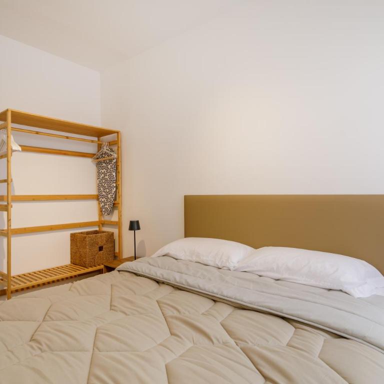Belle Home Sun - Two-Bedroom Deluxe Apartment with Balcony - 17