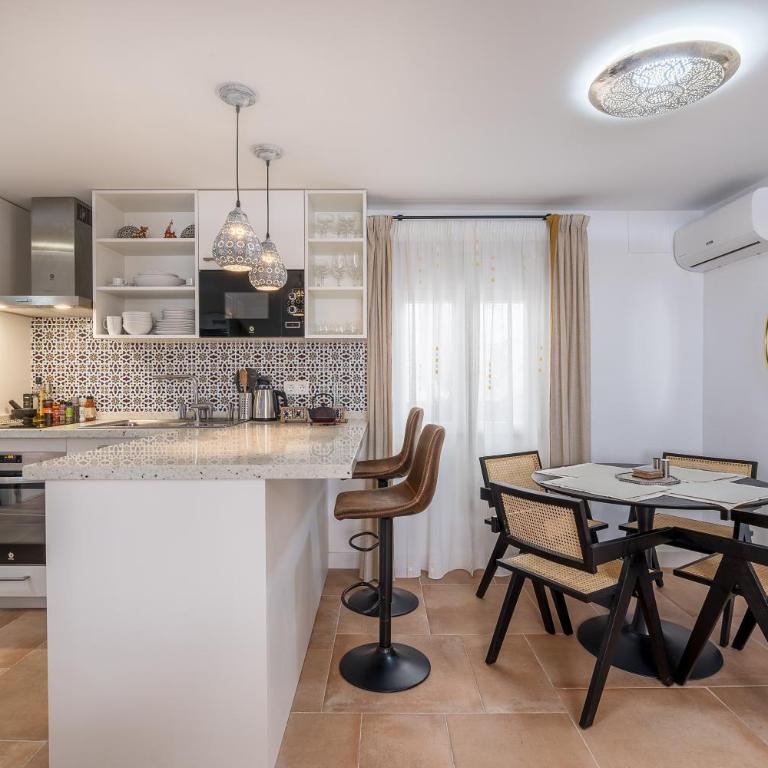 Casa Al Andalus - Three-Bedroom Premium Apartment with Balcony - 8