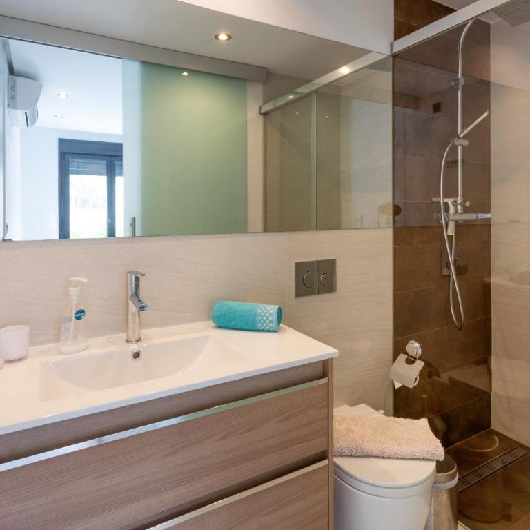 Apartment in Mil Palmeras - Two-Bedroom Deluxe Apartment with Ocean View - 16