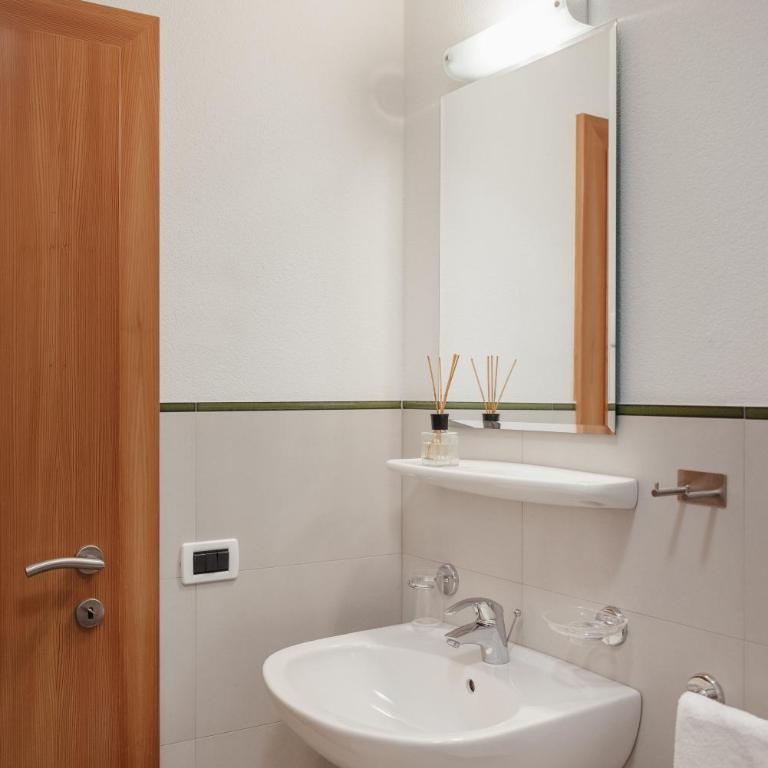 Ciasa Willy App Sas La Crusc - One-Bedroom Apartment with Garden View - 17