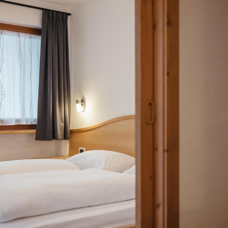 Ciasa Willy App Sas La Crusc - One-Bedroom Apartment with Garden View - 8