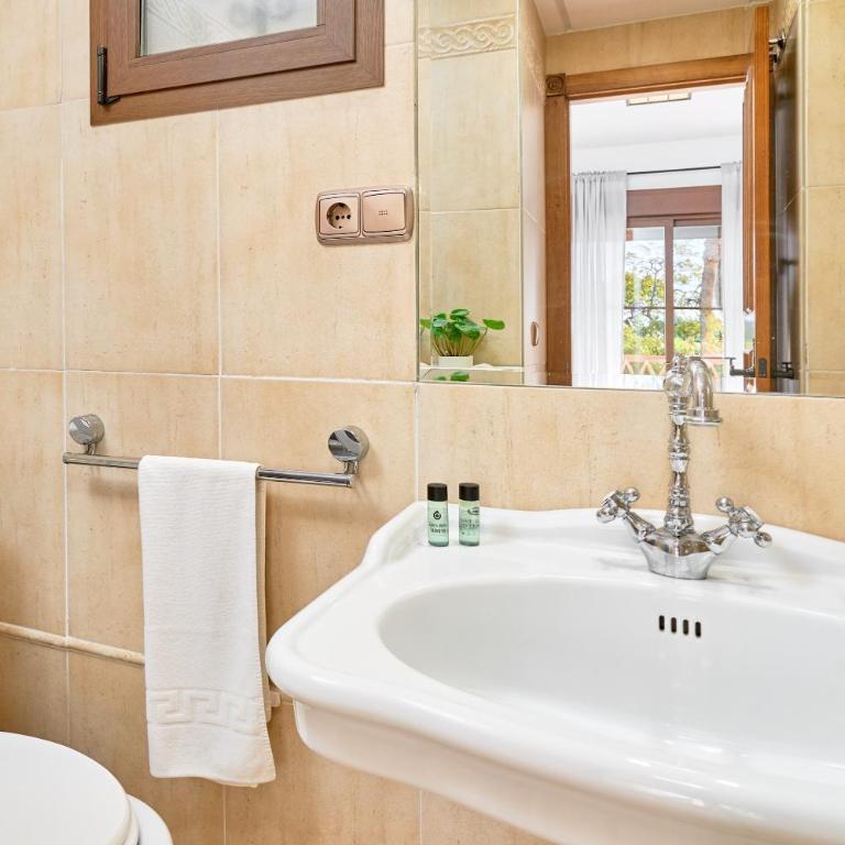 Costa Luxe Almuñecar - Habitación Triple con ducha - 12