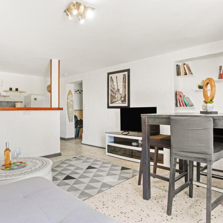 Appartement La Marina - Two-Bedroom Deluxe Apartment with Garden View - 3