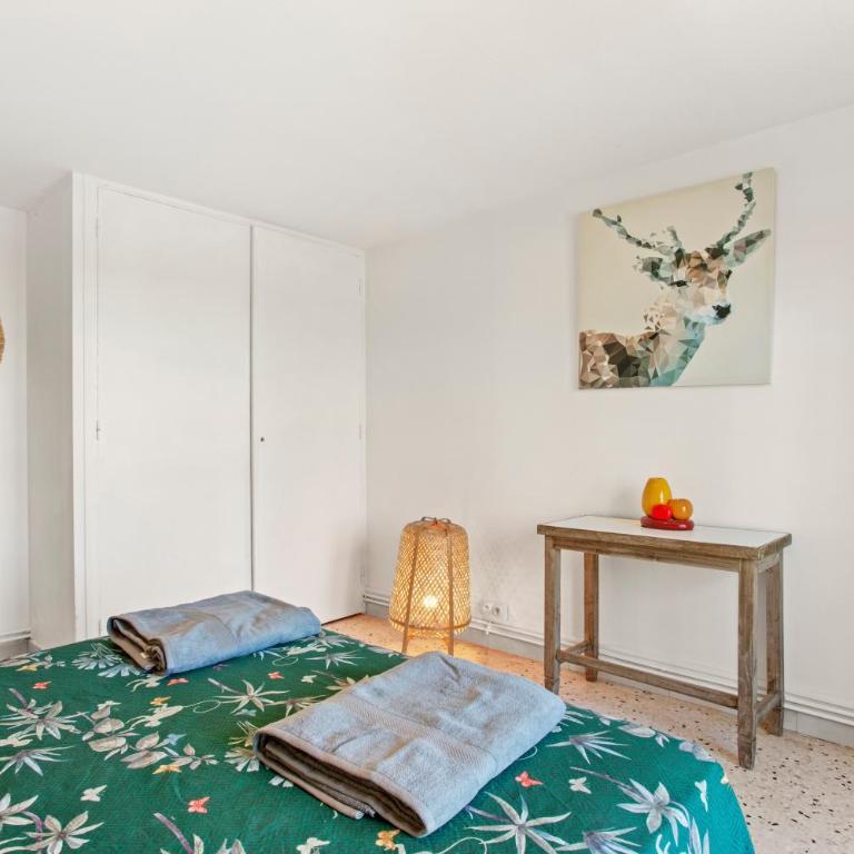 Appartement La Marina - Two-Bedroom Deluxe Apartment with Garden View - 11