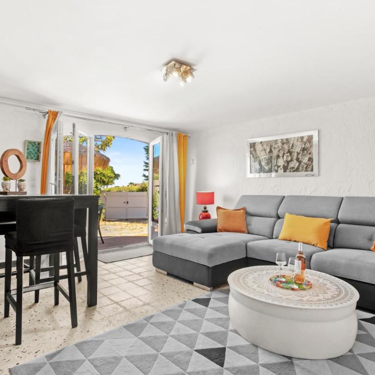 Appartement La Marina - Two-Bedroom Deluxe Apartment with Garden View - 2