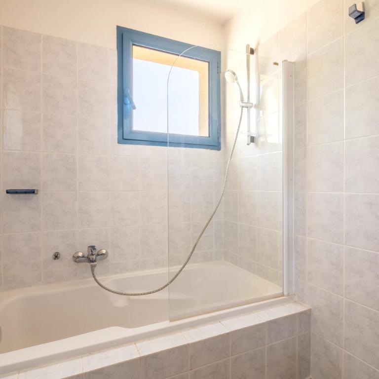 Appartement Numéro 2 - piscine - Appartement 1 Chambre Supérieur avec Balcon - 8