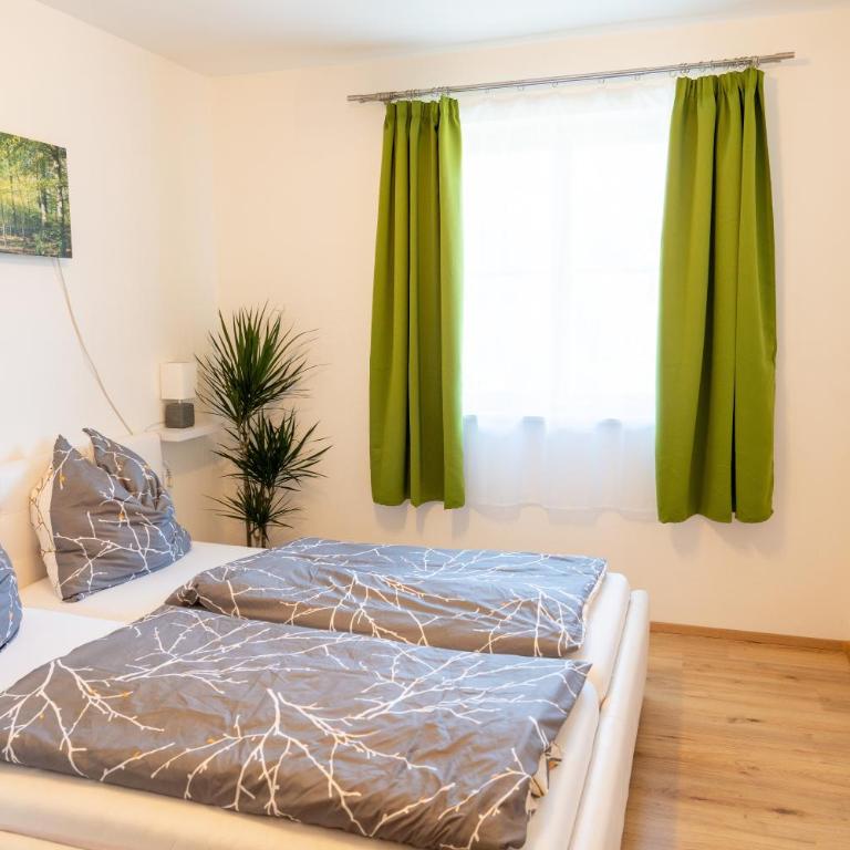 Knollgut Ferienwohnung Buchberg - Deluxe-Apartment mit 2 Schlafzimmern und Gartenblick - 10