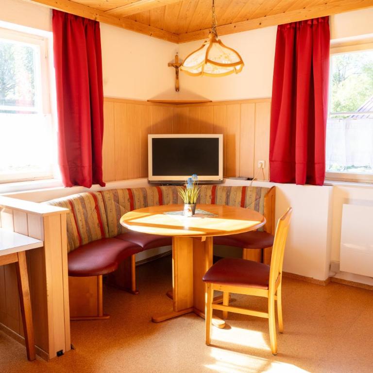 Knollgut Ferienwohnung Buchberg - Deluxe-Apartment mit 2 Schlafzimmern und Gartenblick - 6