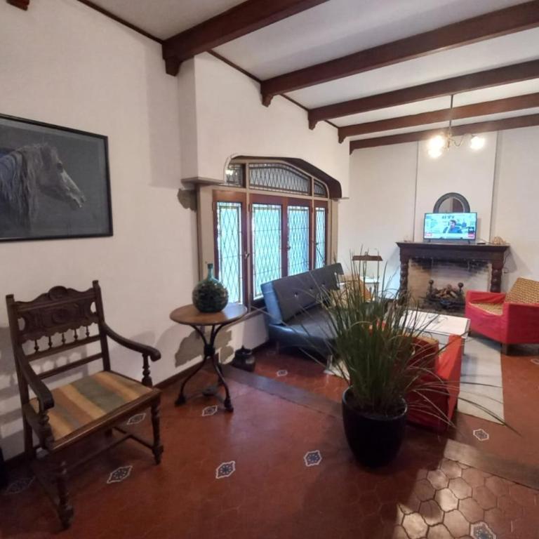 Casa amplia para 5 personas y cochera, a pasos del centro - Casa de 2 dormitorios - 3