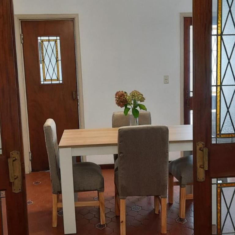 Casa amplia para 5 personas y cochera, a pasos del centro - Casa de 2 dormitorios - 5