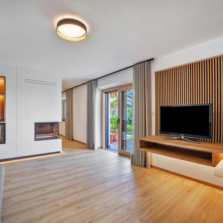 Apartment Berta - Two-Bedroom Deluxe Apartment with Garden View - 9