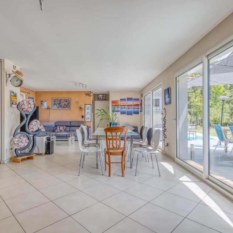 Familiale sur 3000m2 avec piscine - Villa - Vue sur Jardin - 8