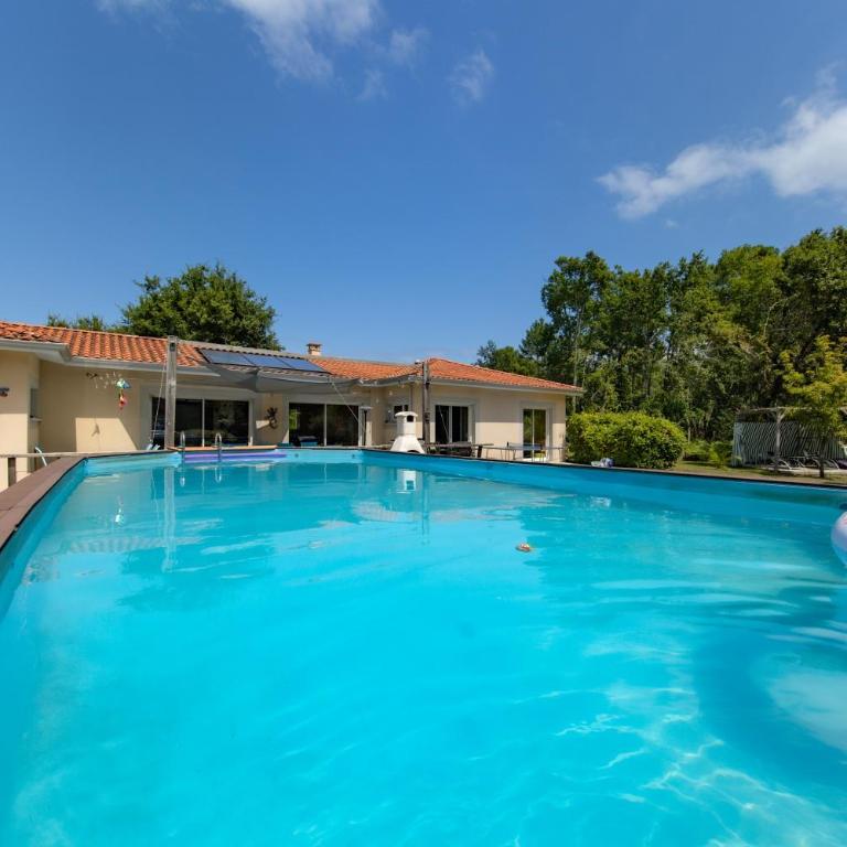 Familiale sur 3000m2 avec piscine - Villa - Vue sur Jardin - 1