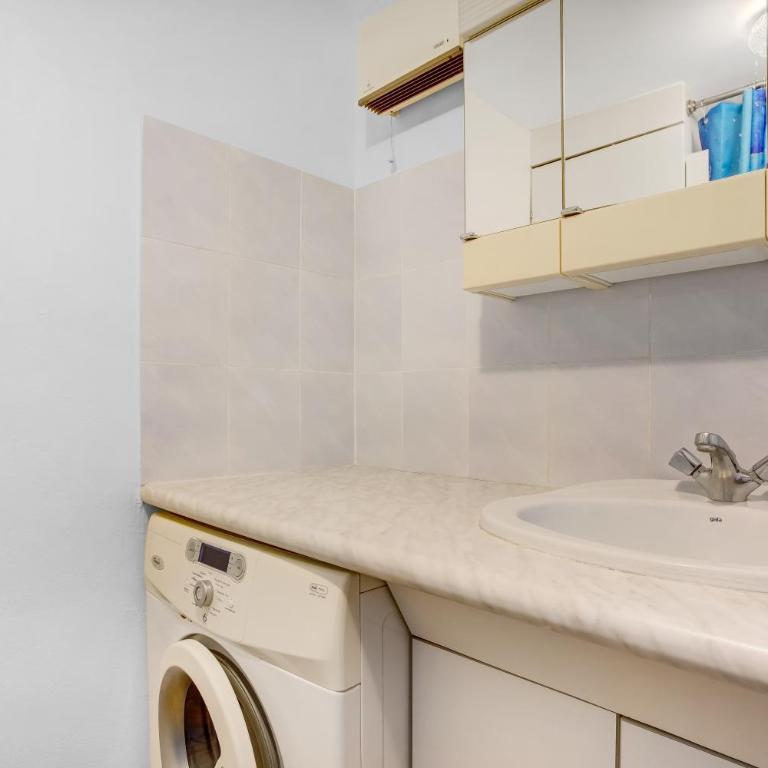 Vue mer dans les collines Cavalaire - Studio Apartment with Sea View - 12