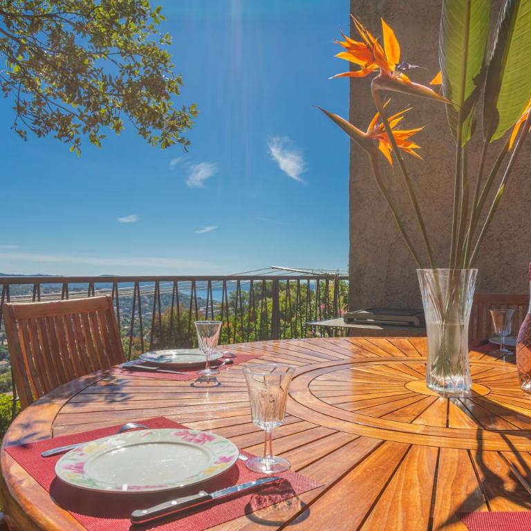 Vue mer dans les collines Cavalaire - Studio Apartment with Sea View - 16