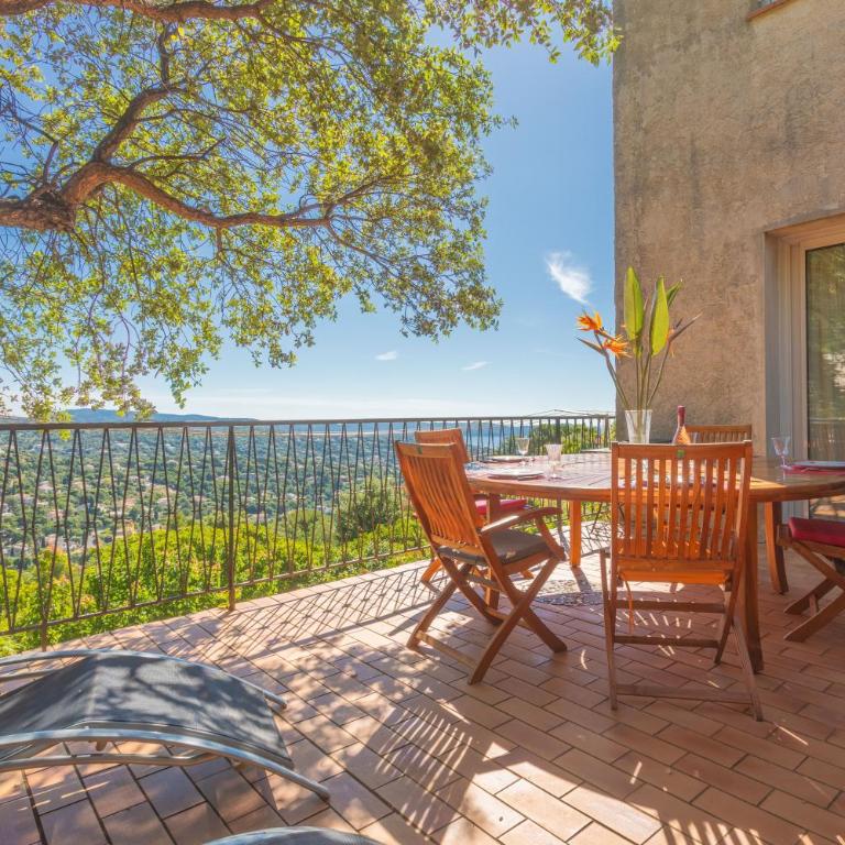 Vue mer dans les collines Cavalaire - Studio Apartment with Sea View - 2