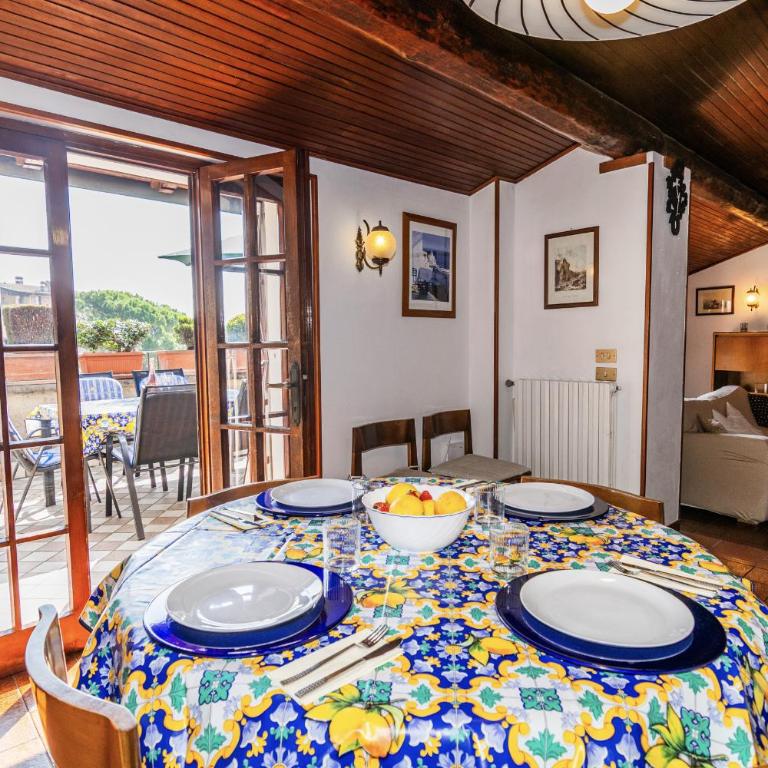 Relaxing 2BR Vacation Home with Lake Garda View & Balcony - Haus mit 2 Schlafzimmern - 2