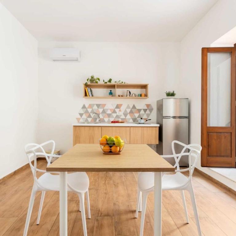 Travel Rooms - Arenella Holidays - One-Bedroom Apartment with Garden View - 2