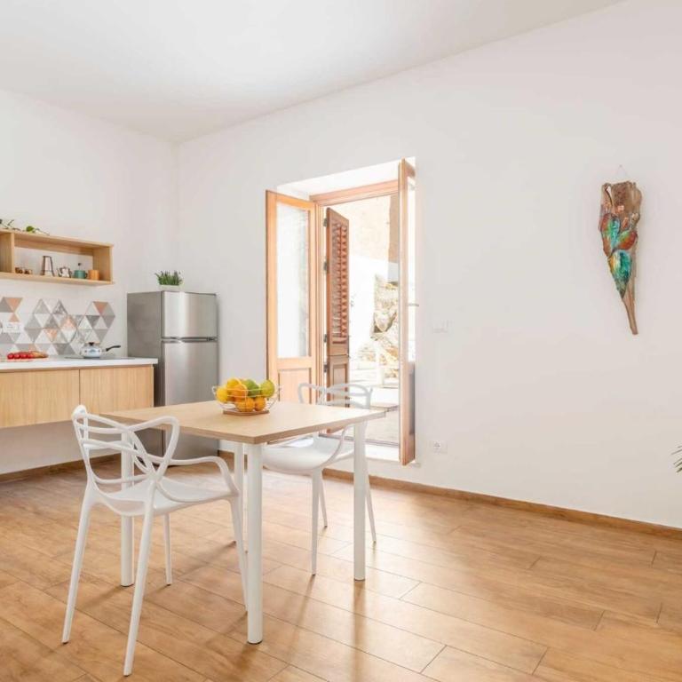 Travel Rooms - Arenella Holidays - One-Bedroom Apartment with Garden View - 11