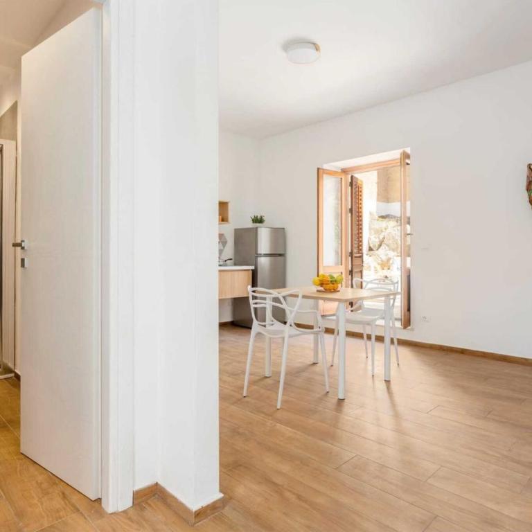 Travel Rooms - Arenella Holidays - One-Bedroom Apartment with Garden View - 8