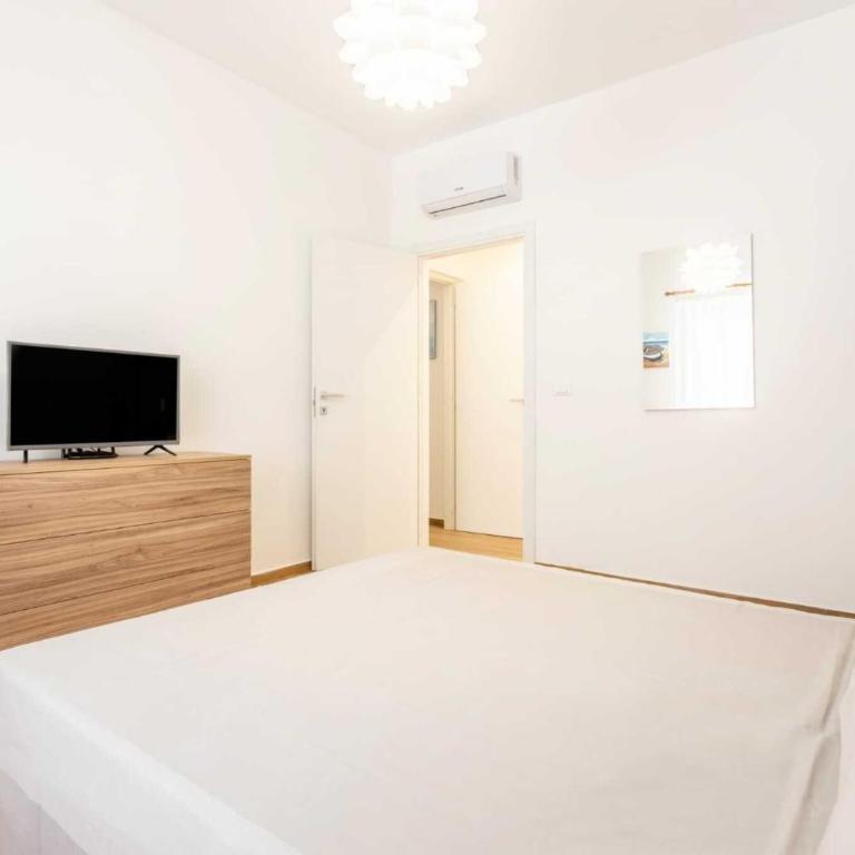 Travel Rooms - Arenella Holidays - One-Bedroom Apartment with Garden View - 6