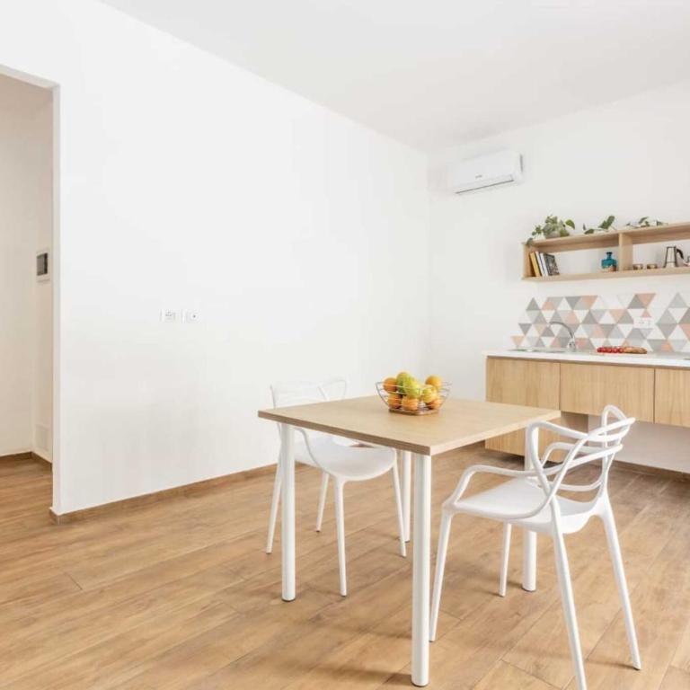 Travel Rooms - Arenella Holidays - One-Bedroom Apartment with Garden View - 9