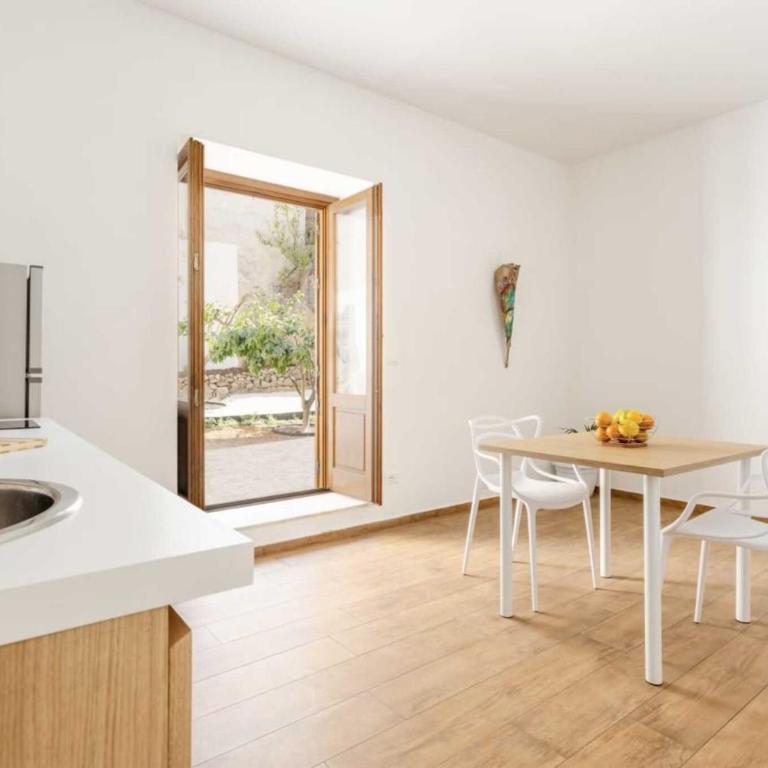 Travel Rooms - Arenella Holidays - One-Bedroom Apartment with Garden View - 4