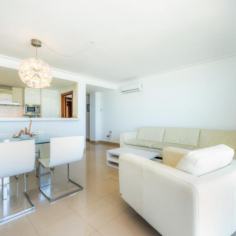 Minimal Ref 9000 - Three-Bedroom Premium Apartment with Balcony - 5
