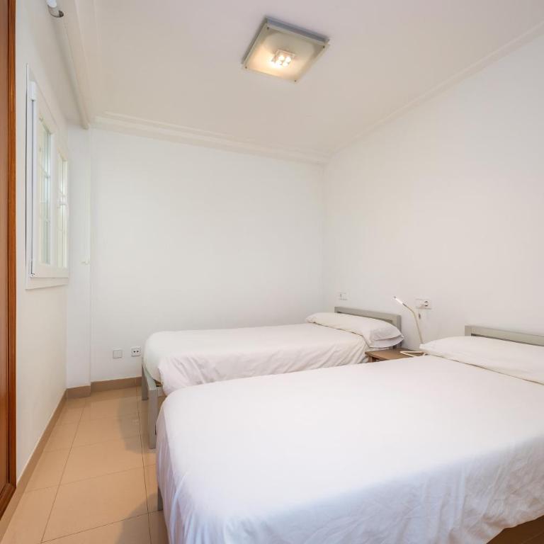 Minimal Ref 9000 - Three-Bedroom Premium Apartment with Balcony - 14