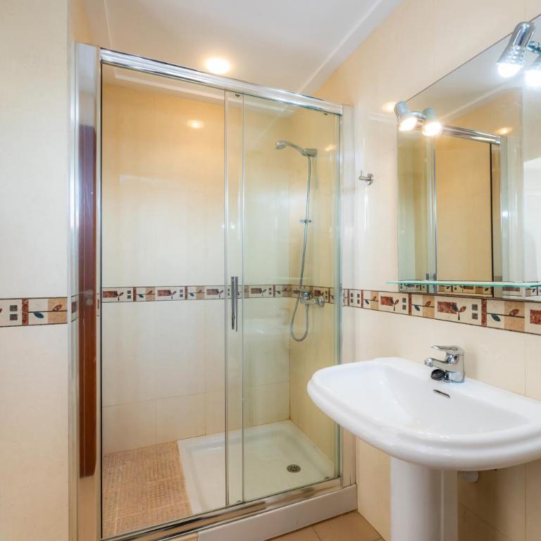 Minimal Ref 9000 - Three-Bedroom Premium Apartment with Balcony - 17