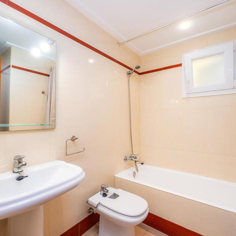 Minimal Ref 9000 - Three-Bedroom Premium Apartment with Balcony - 11