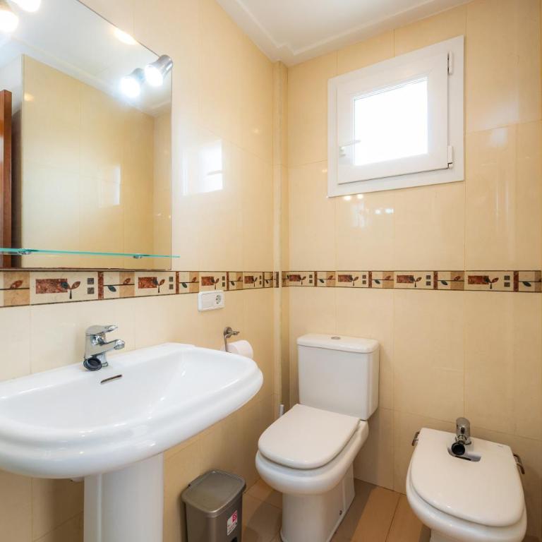 Minimal Ref 9000 - Three-Bedroom Premium Apartment with Balcony - 16
