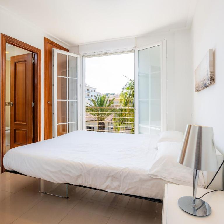 Minimal Ref 9000 - Three-Bedroom Premium Apartment with Balcony - 8