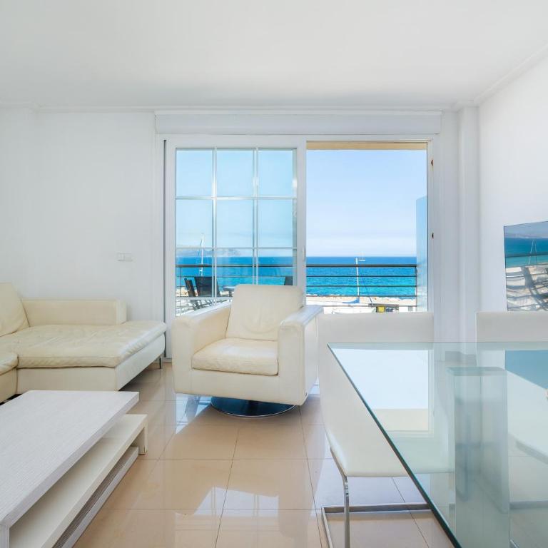 Minimal Ref 9000 - Three-Bedroom Premium Apartment with Balcony - 1