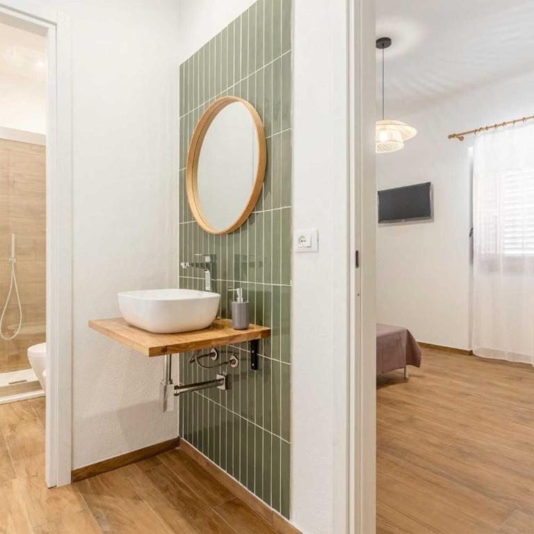 Travel Rooms - Arenella Holidays - One-Bedroom Apartment with Garden View - 8